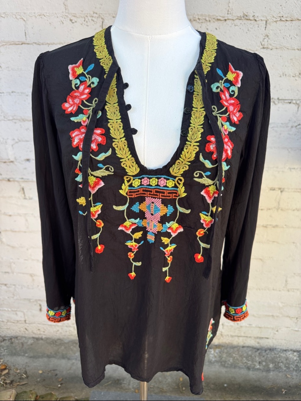 Johnny Was Suko Tunic Top Black Embroidered V-Neck Size Petite M - Picture 5 of 15